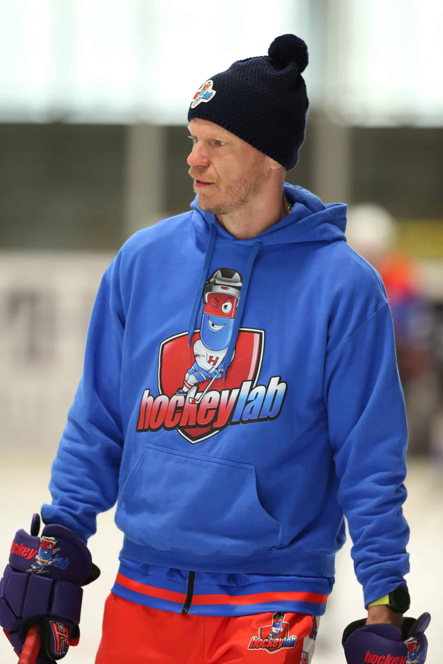 „Eishockeyprofi trainiert junge Spieler im HockeyLab Eishockeycamp auf dem Eis