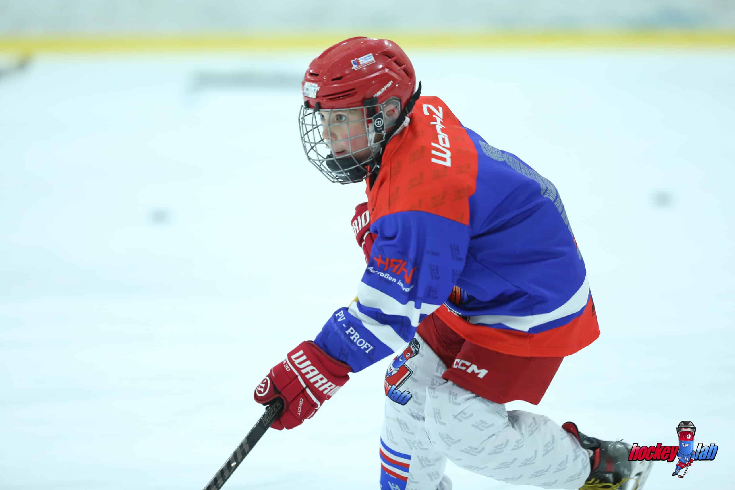 Eishockeyprofi trainiert mit Jugendlichen im HockeyLab Eishockeycamp in Deutschland