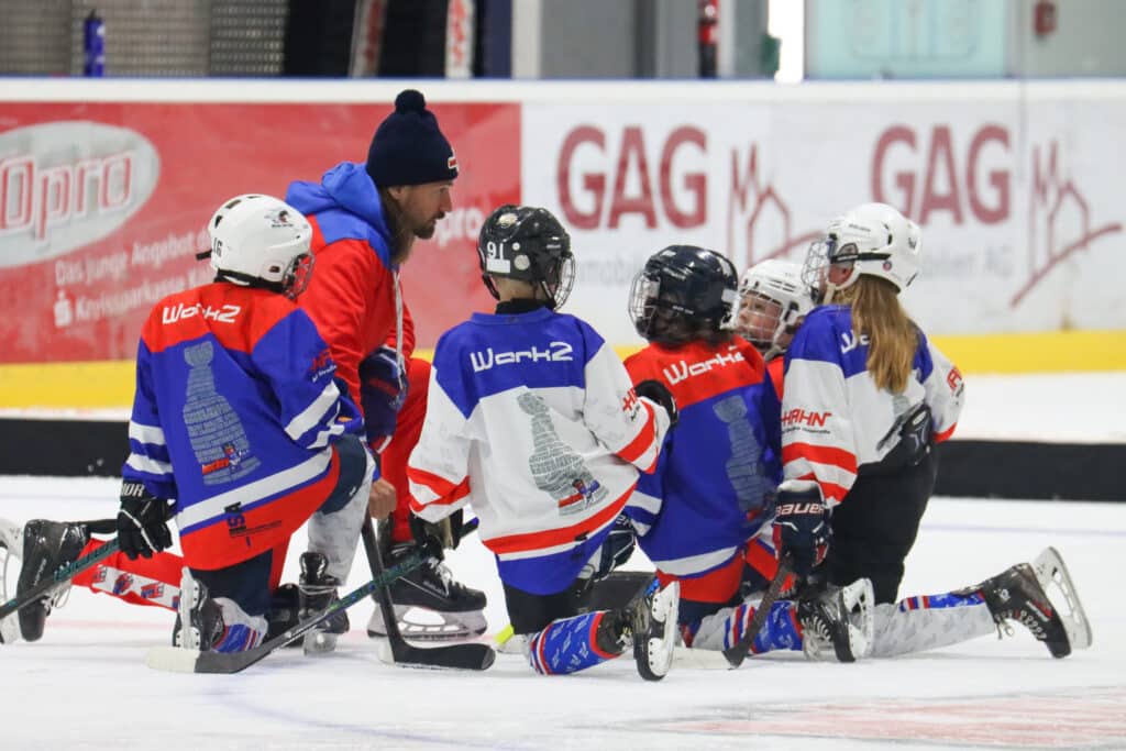HockeyLab Trainerteam – Top-Coaches und Eishockeyprofis im Training mit Nachwuchsspielern